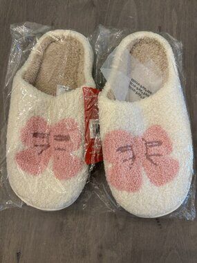 Women's slippers with pink bow Size 6.5 NEW